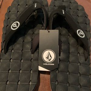 Volcom flip flops NWT